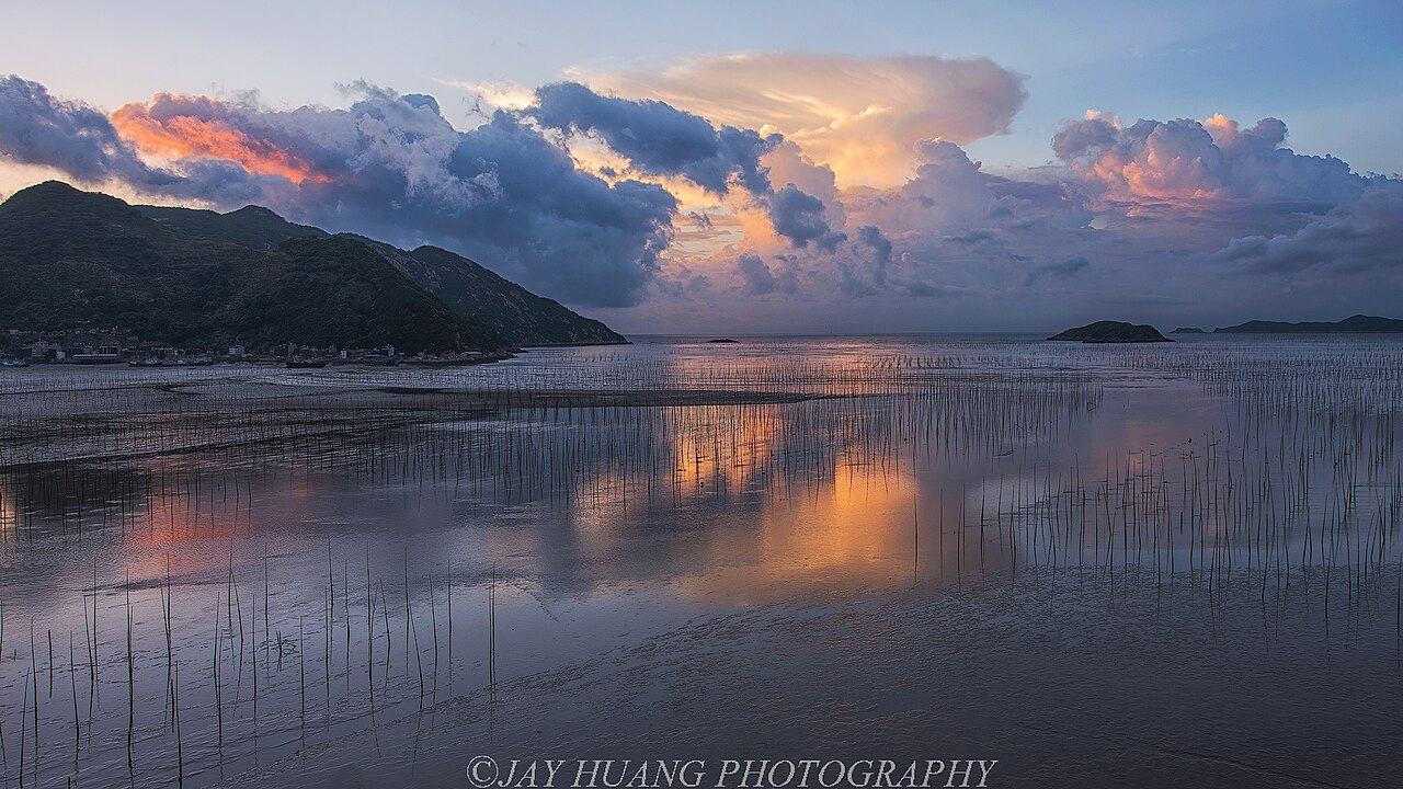 霞浦北岐滩涂日出，竹竿阵倒映在潮水里